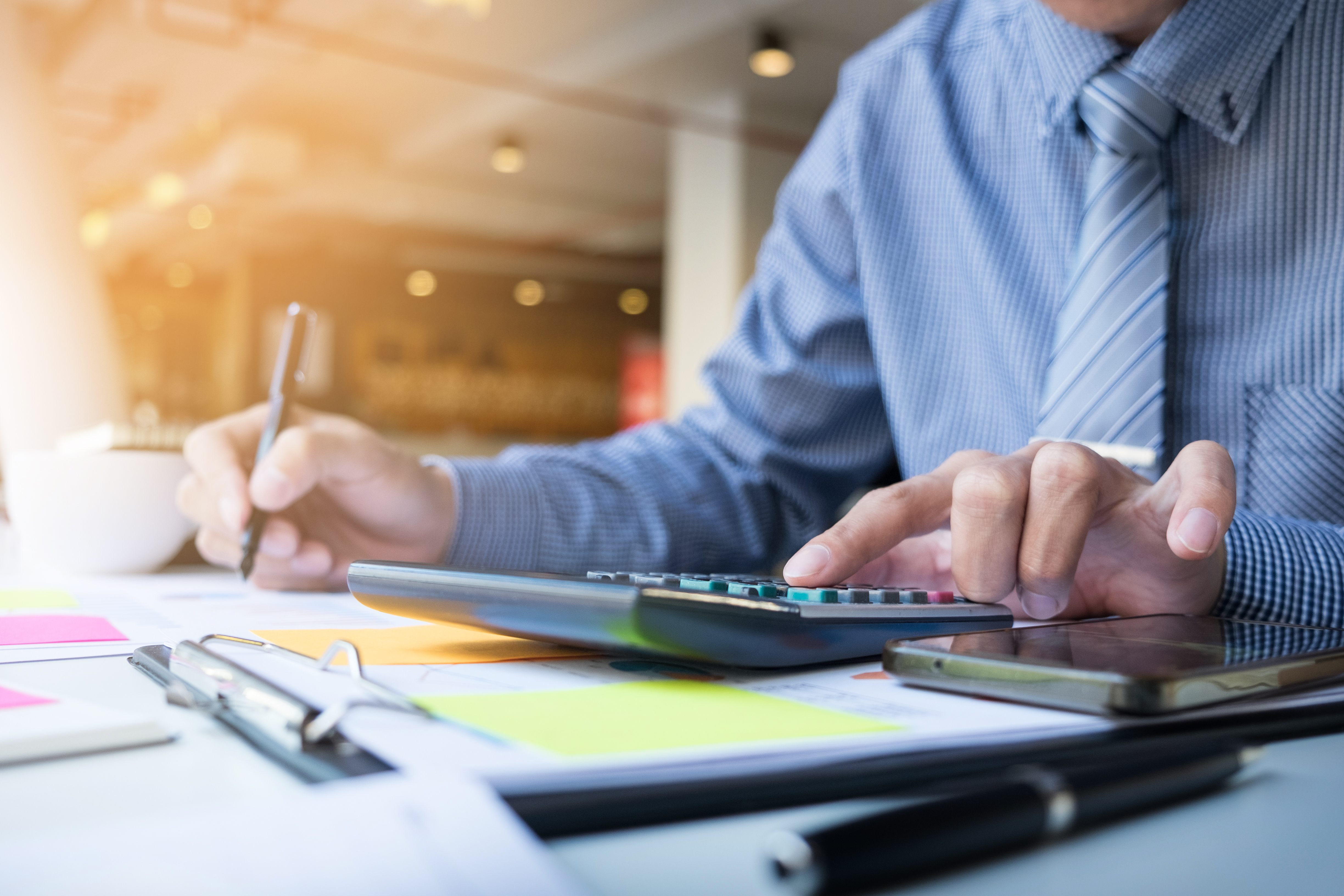 Hombre Finanzas Negocios Calculando Numeros Presupuesto Facturas Asesor Financiero Trabajando
