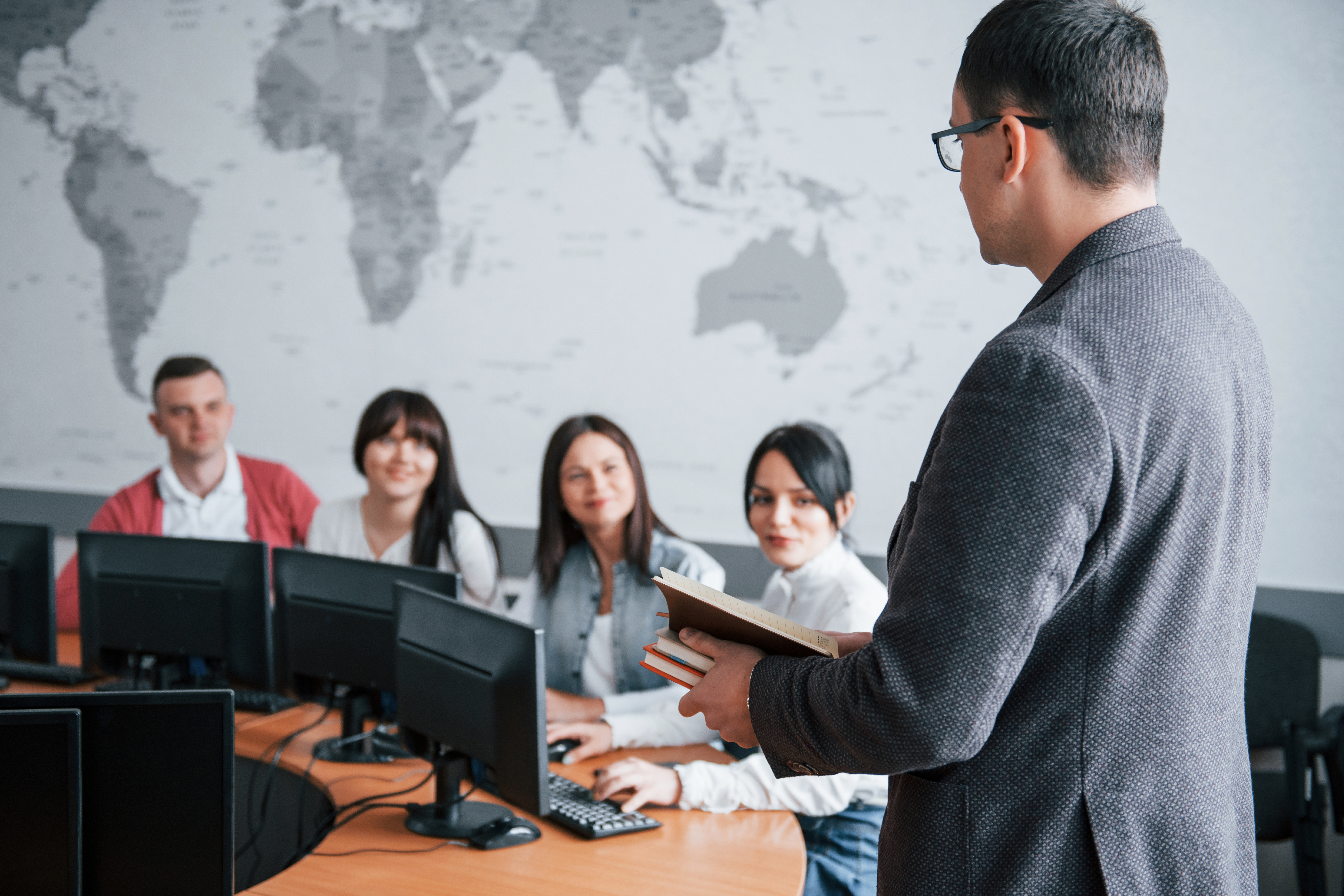 Como Son Tus Tratos Grupo Personas Conferencia Negocios Aula Moderna Dia